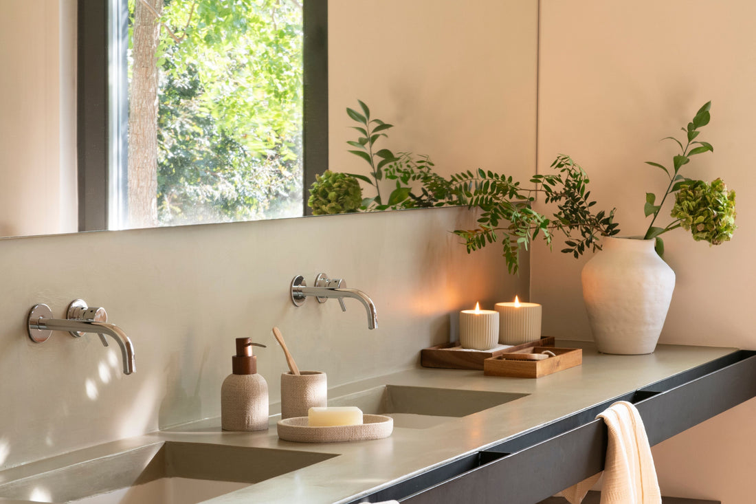 Baño de hogar decorado con accesorios de baño