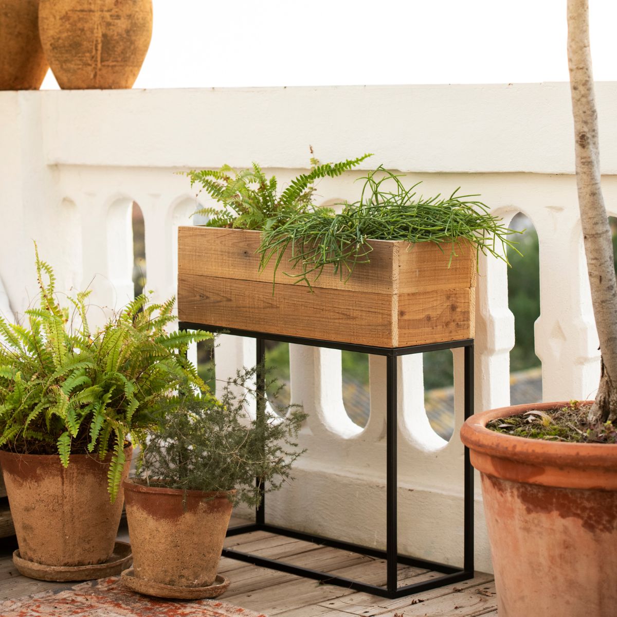 Jardinera de suelo de madera rústica