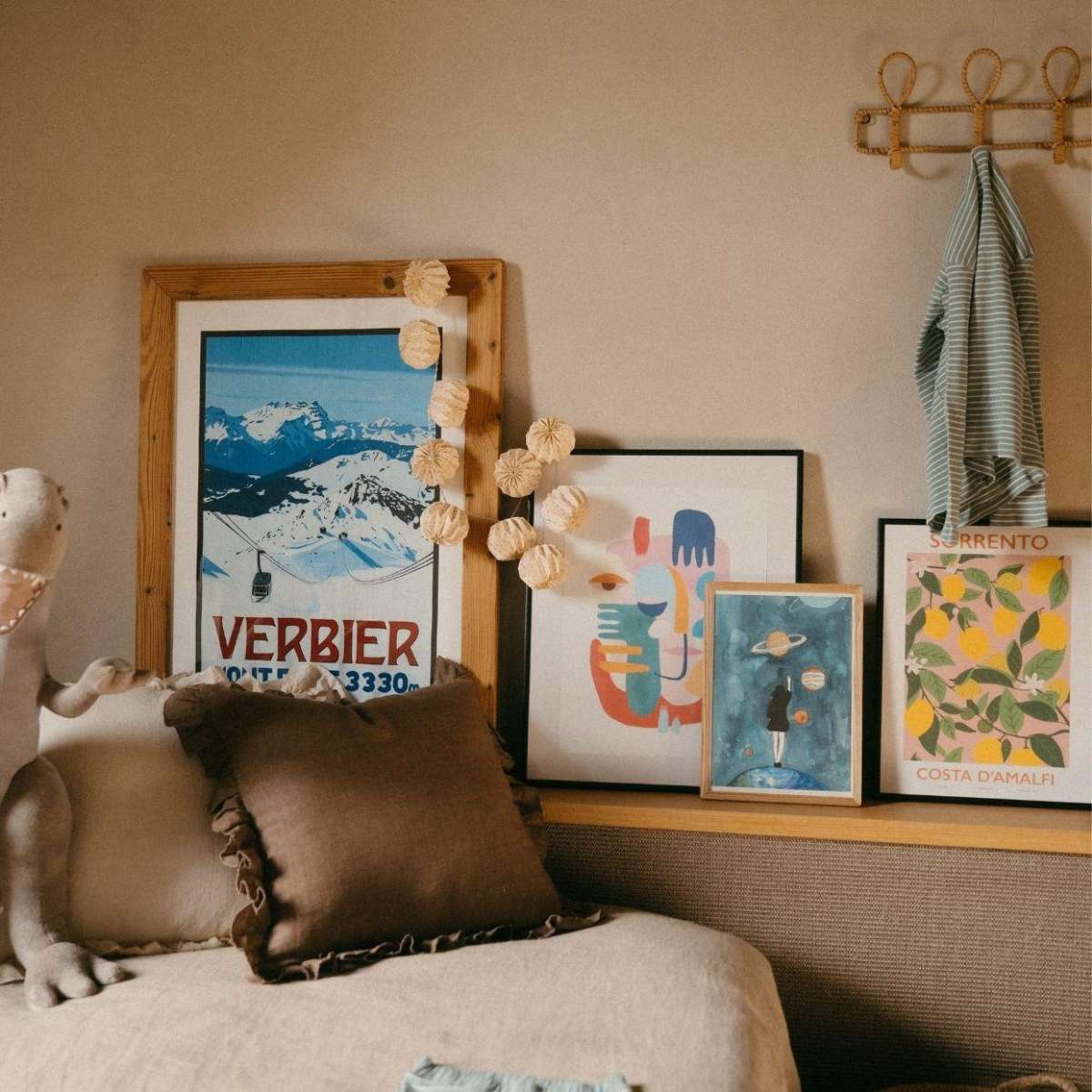 Habitación infantil con marcos de cuadros y fotos