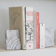 Soporte para libros de mármol