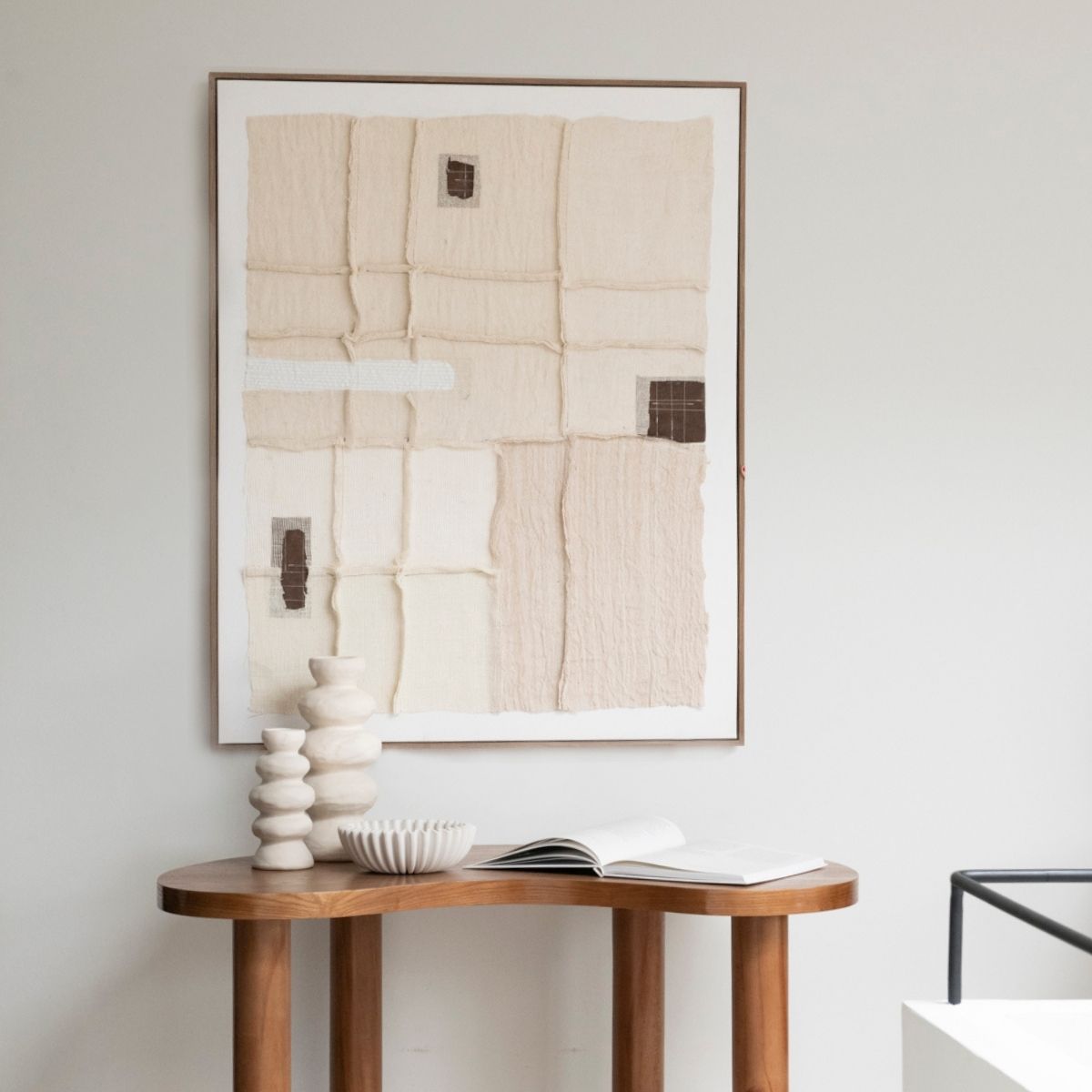 Cuadro decorativo textil en tonos beige y crudo con detalles marrones en ambiente de estilo natural