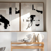 Cuadro abstracto en blanco y negro con marco de madera en ambiente de estilo minimalista