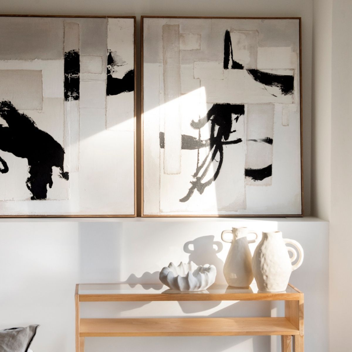 Cuadro abstracto en blanco y negro con marco de madera en ambiente de estilo minimalista