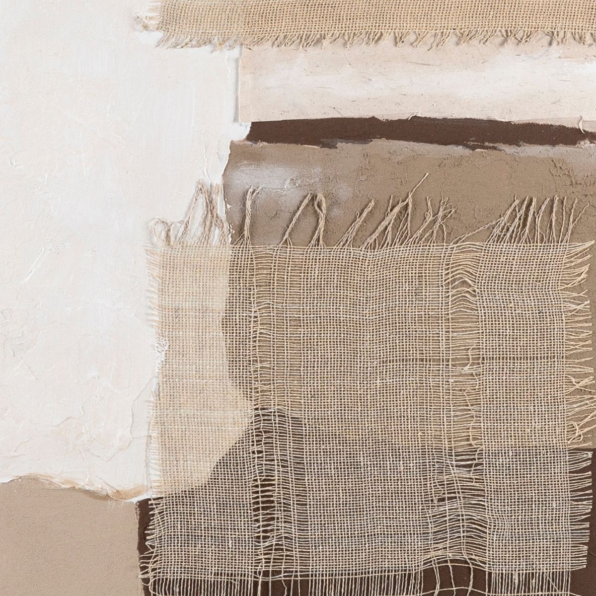 Detalle de cuadro abstracto con tejidos superpuestos y texturas en tonos beige y marrón