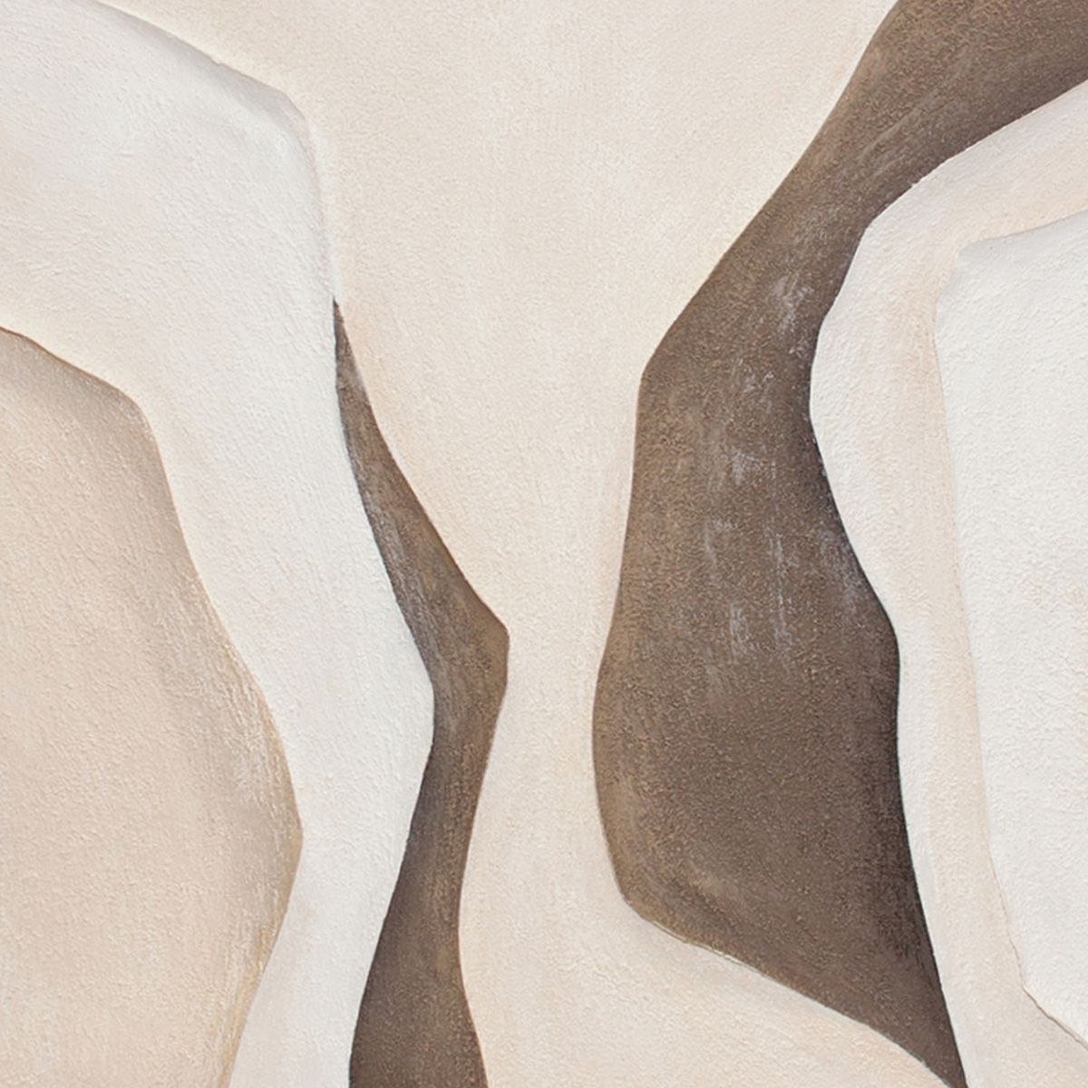 Detalle de cuadro abstracto con formas orgánicas y textura en tonos beige, blanco y marrón