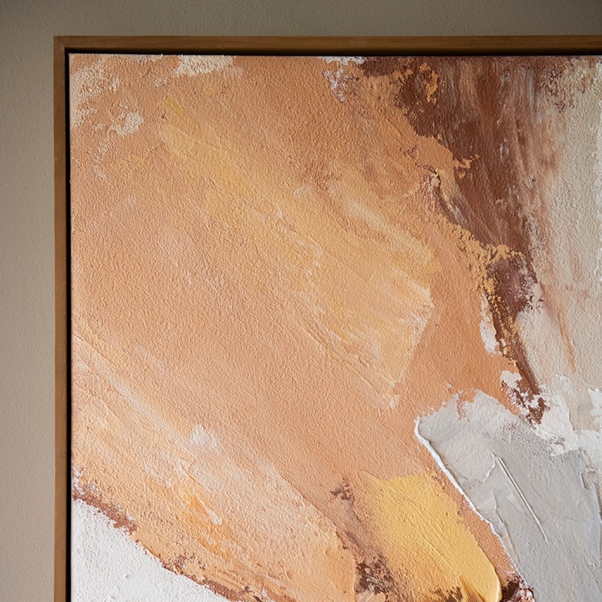 Detalle de cuadro abstracto con textura y pinceladas en tonos beige, marrón y blanco