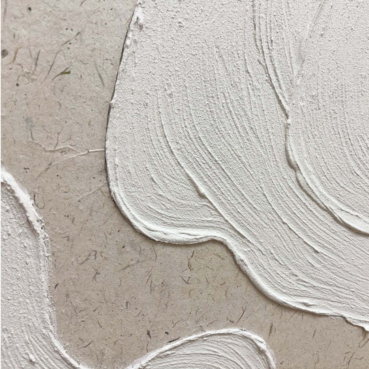 Detalle de cuadro abstracto con relieve y textura en tonos blanco y beige