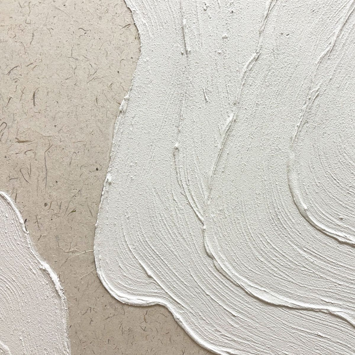 Detalle de cuadro abstracto con relieve y textura en tonos blanco y beige