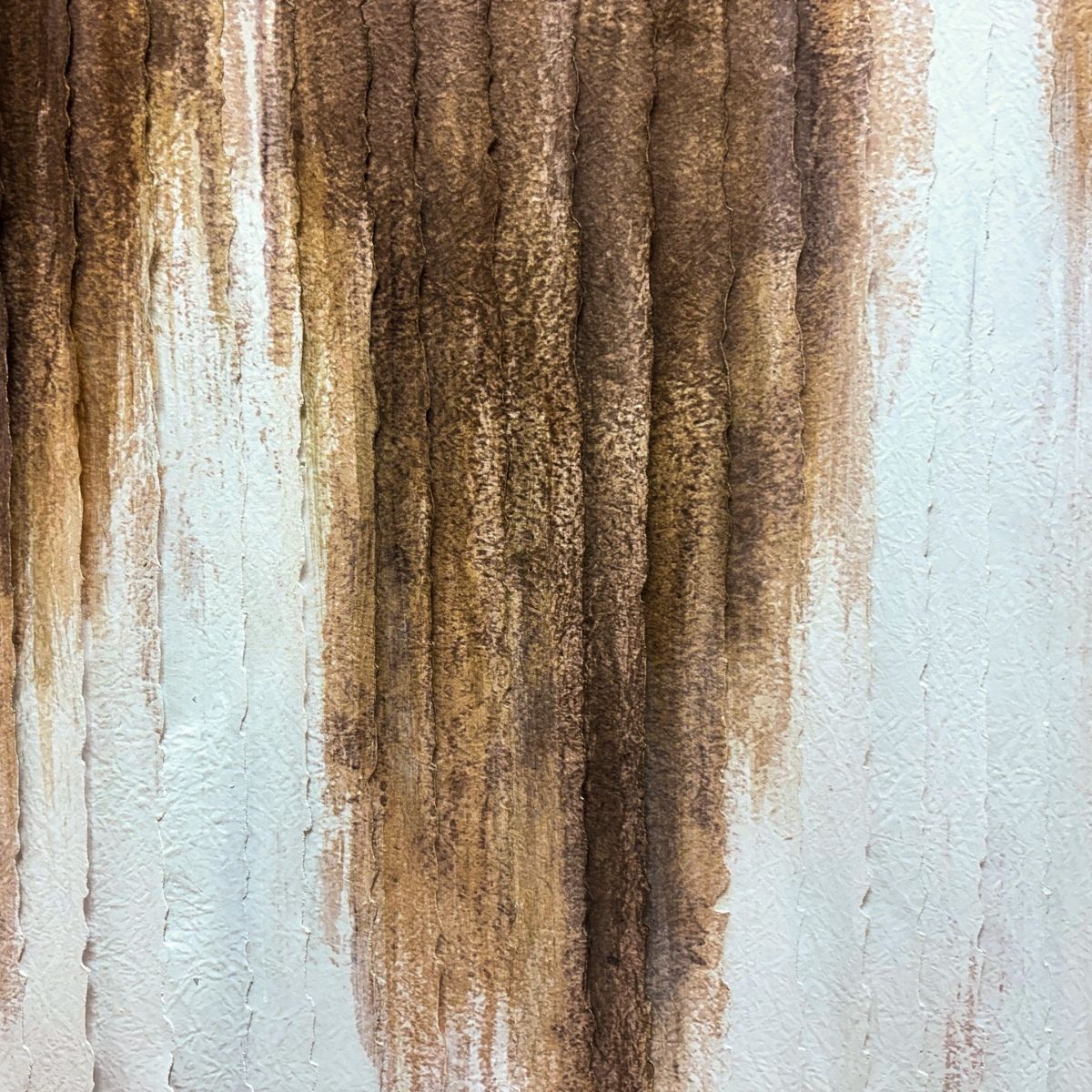 Detalle de cuadro abstracto con textura en tonos beige y marrón