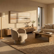 Cuadro abstracto horizontal en tonos beige, tierra y gris con marco de madera en salón