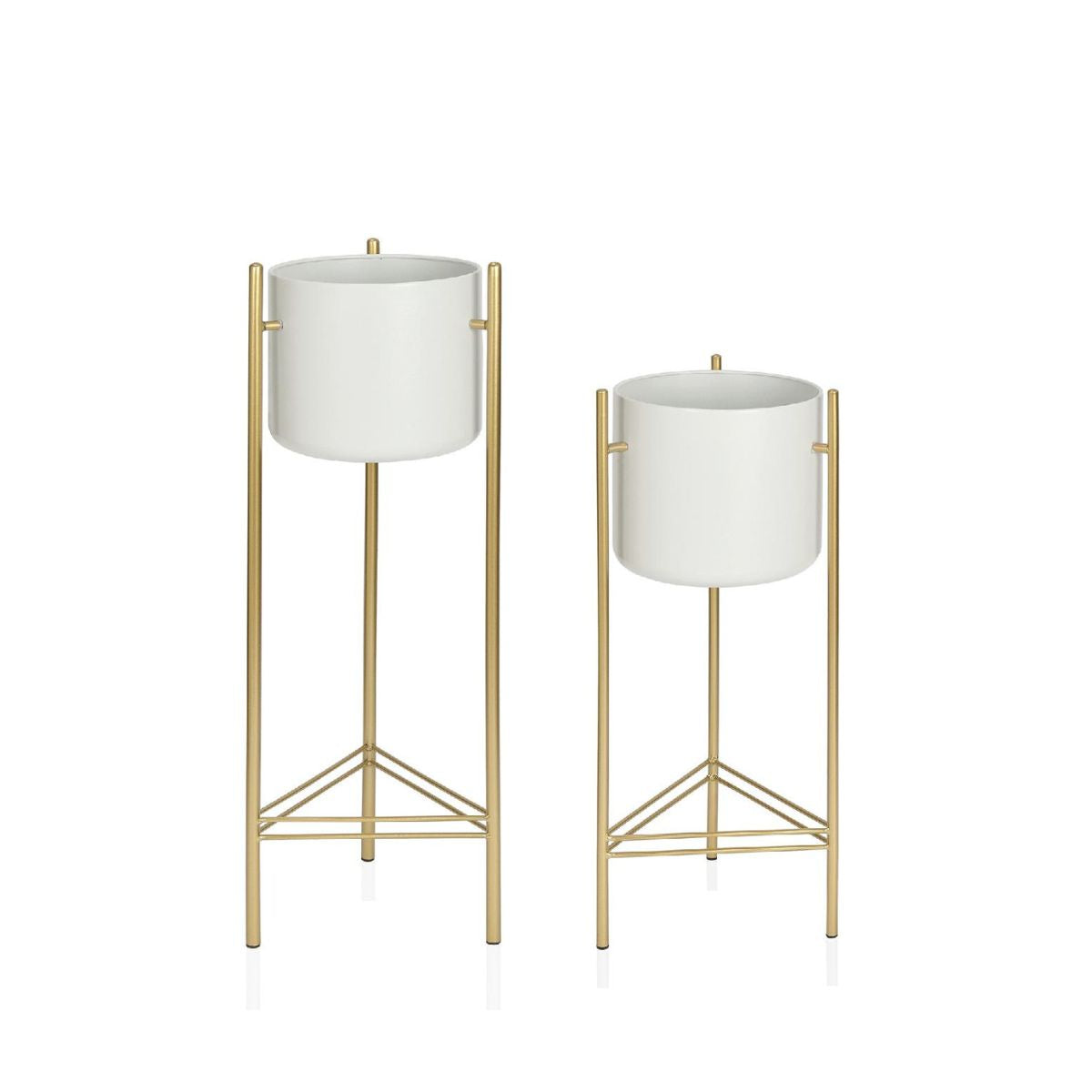 Dos maceteros con soporte altos de metal en blanco y dorado 