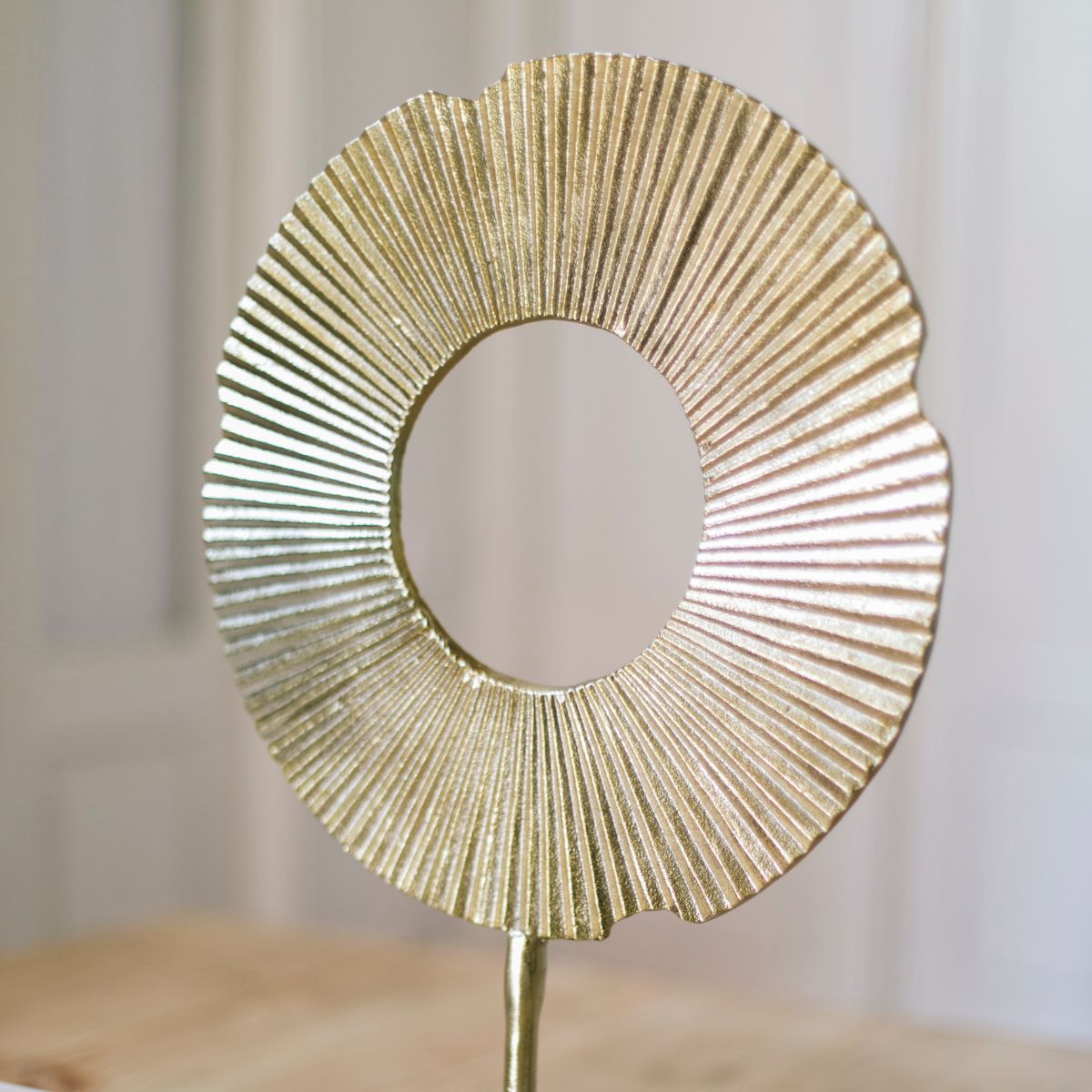 Figura decorativa abstracta de metal dorado