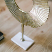 Figura decorativa abstracta de metal dorado