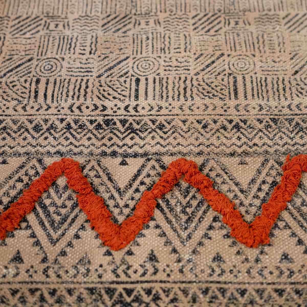 Detalle alfombra étnica