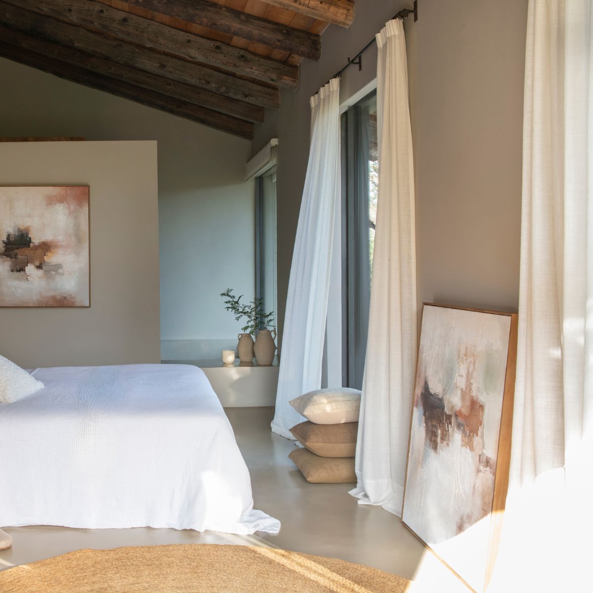 Ambiente dormitorio con cuadro decorativo Kendari Andrea House