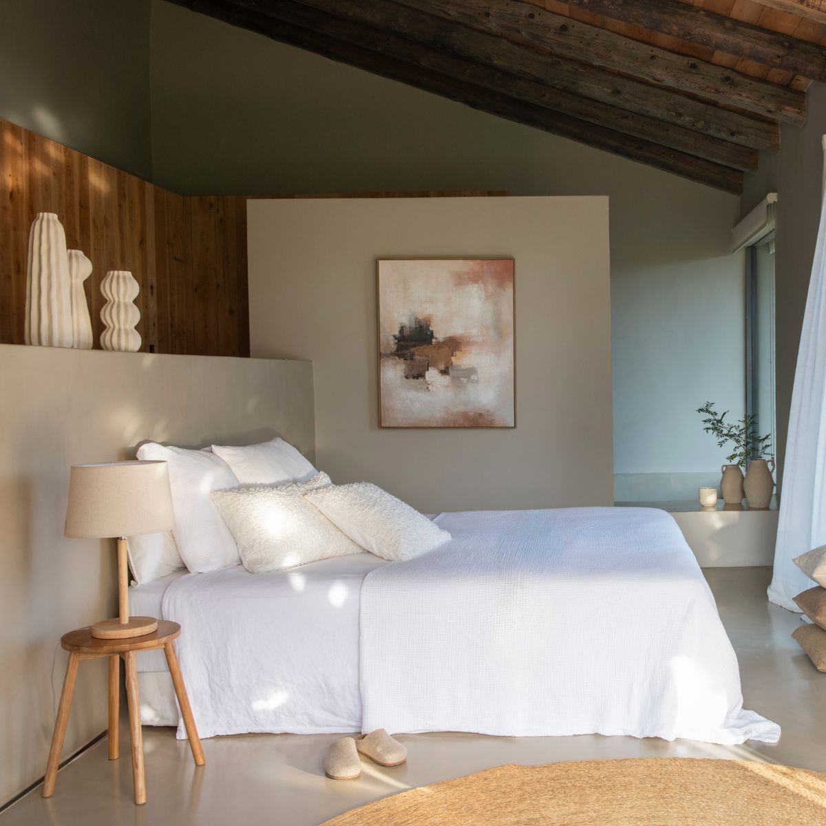 Dormitorio decorado con cuadro abstracto Bonea Andrea House
