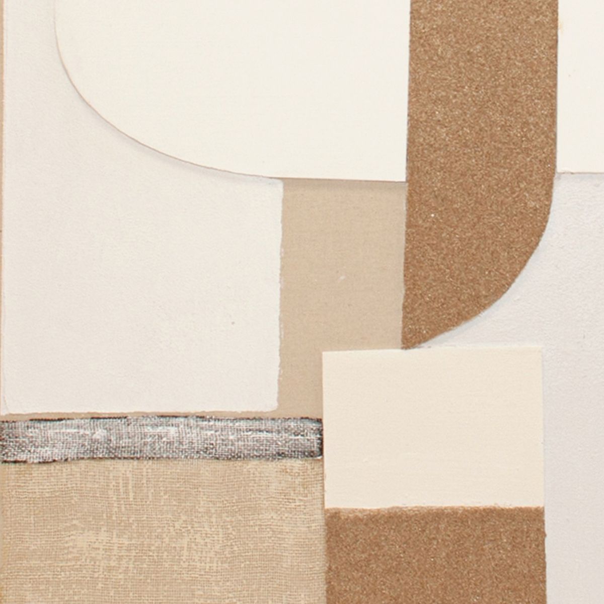 Detalle de cuadro abstracto con relieves geométricos en tonos beige, blanco y marrón