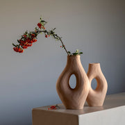 Jarrones de terracota africanos con rama seca