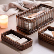 Bandejas y caja de ratán con accesorios de baño