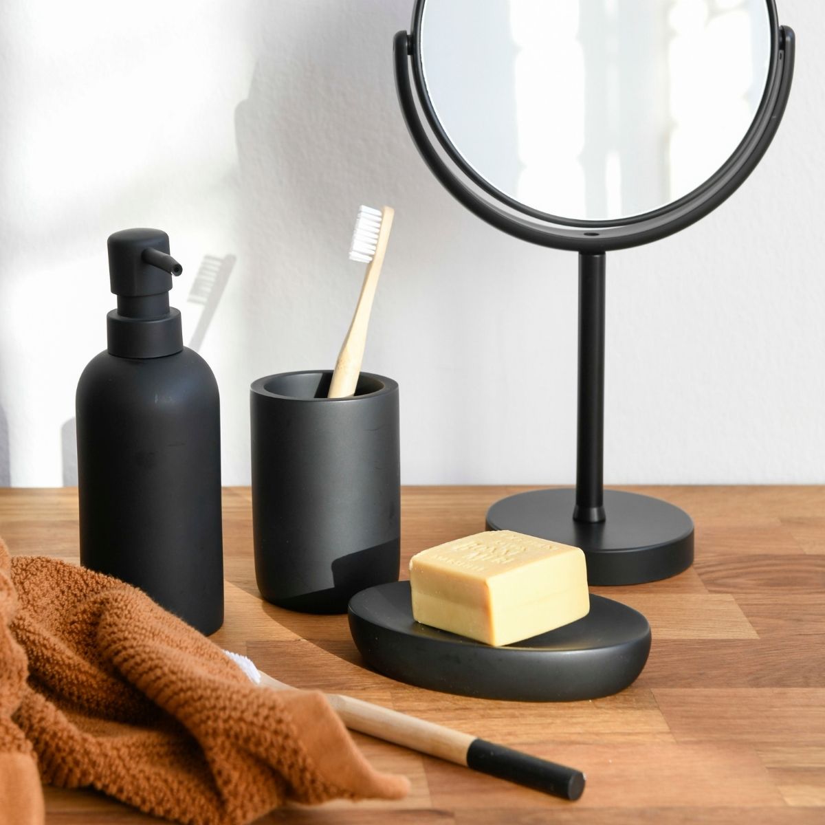 Portacepillos de baño de resina negro
