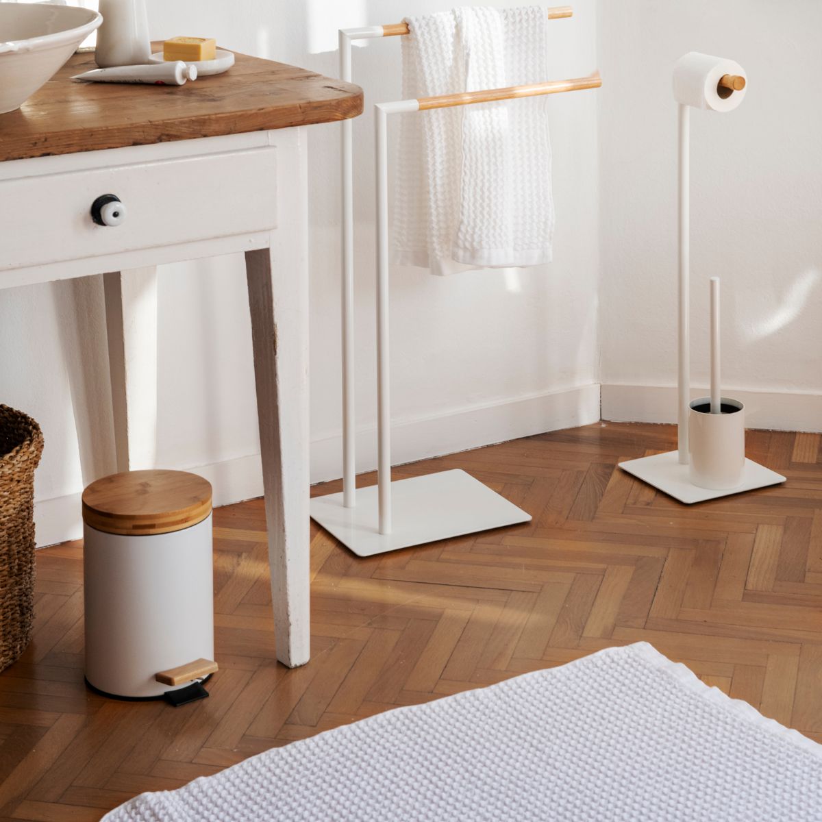 Papelera de baño blanca de metal