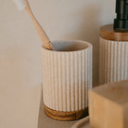 Portacepillos de baño de madera y resina beige