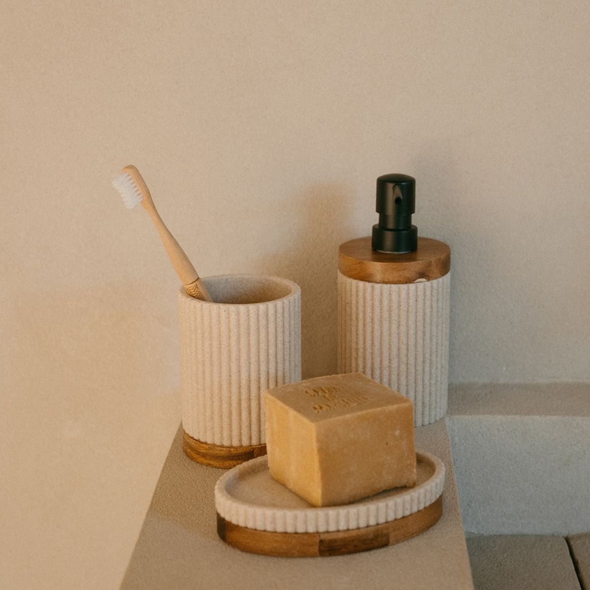 Portacepillos de baño de madera y resina beige