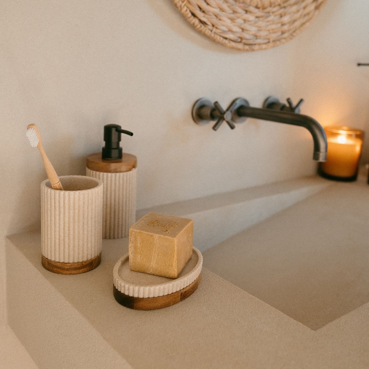 Dispensador de baño de madera y resina beige