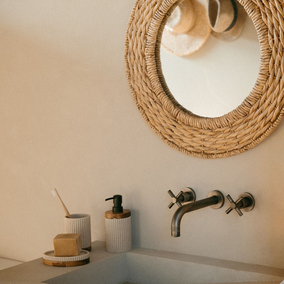 Dispensador de baño de madera y resina beige