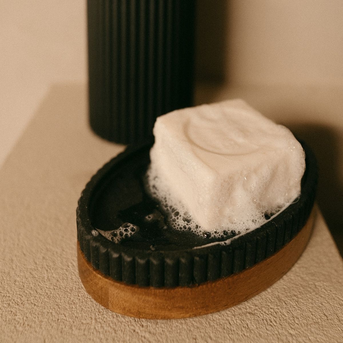 Jabonera de baño de madera y resina negra