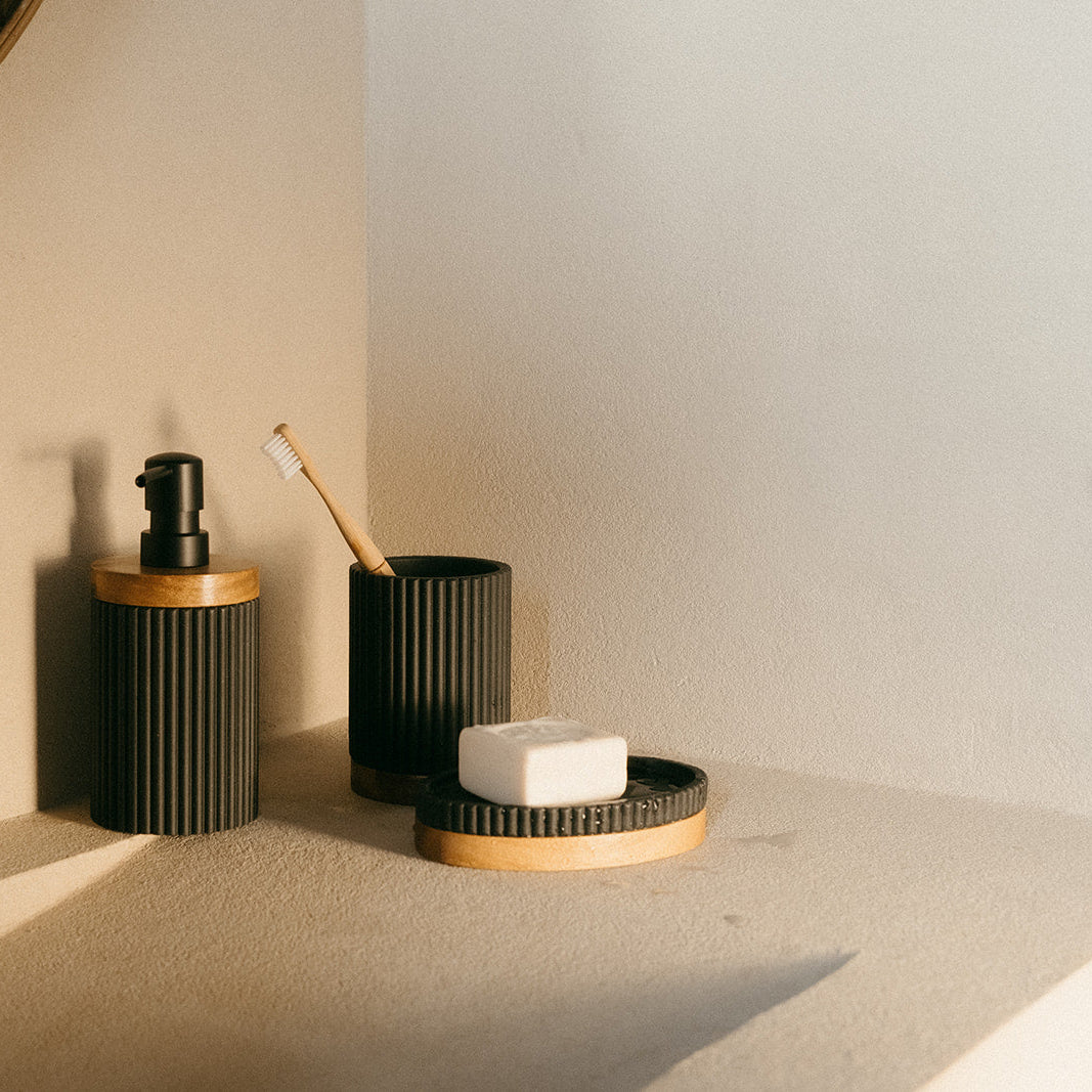 Jabonera de baño de madera y resina negra
