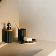 Jabonera de baño de madera y resina negra