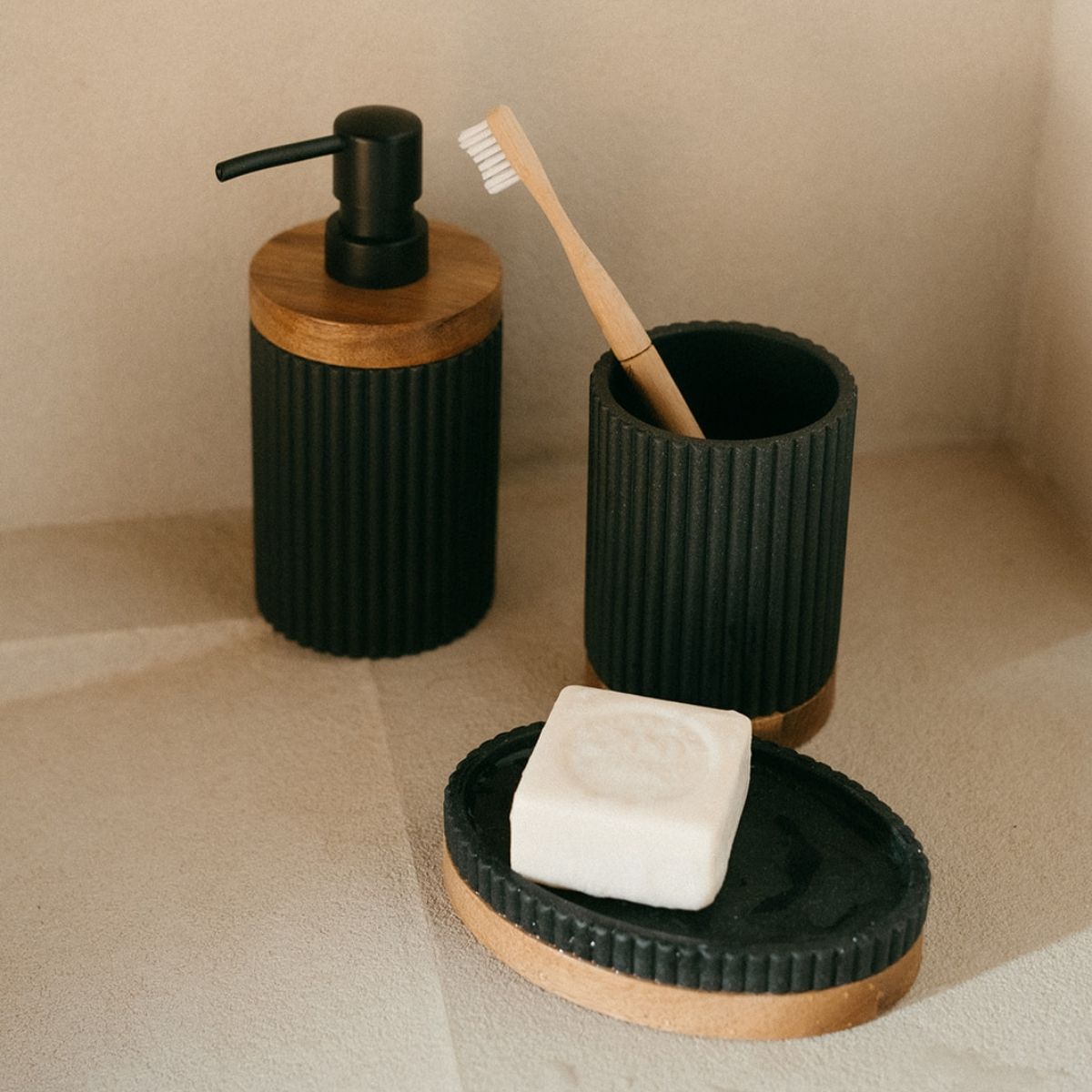 Portacepillos de baño de madera y resina negro