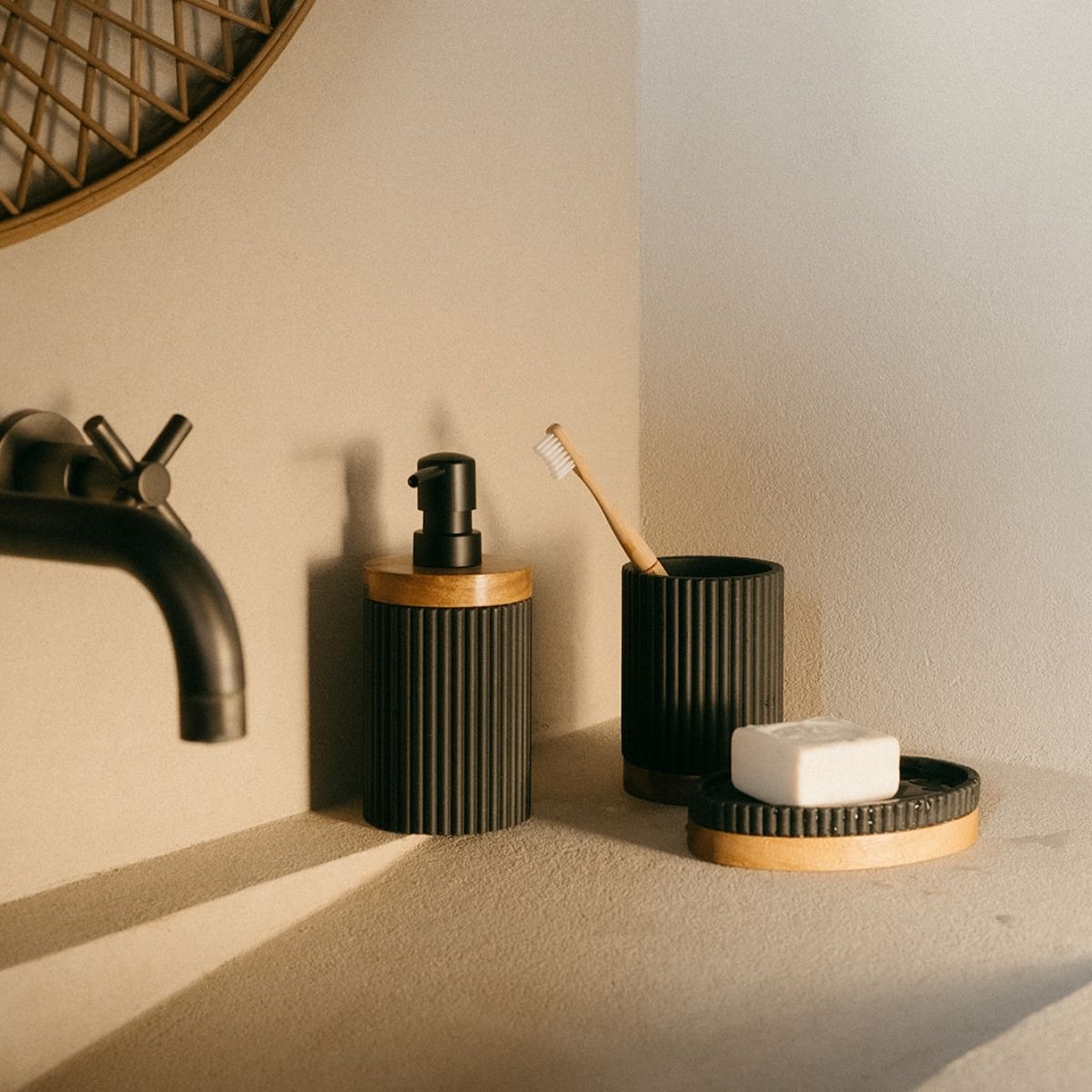 Portacepillos de baño de madera y resina negro
