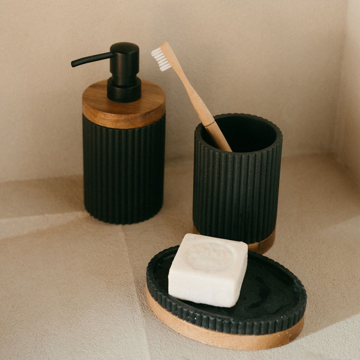 Dispensador de baño de madera y resina negro