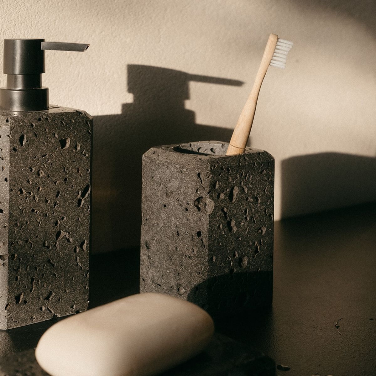 Portacepillos de baño de mármol travertino negro