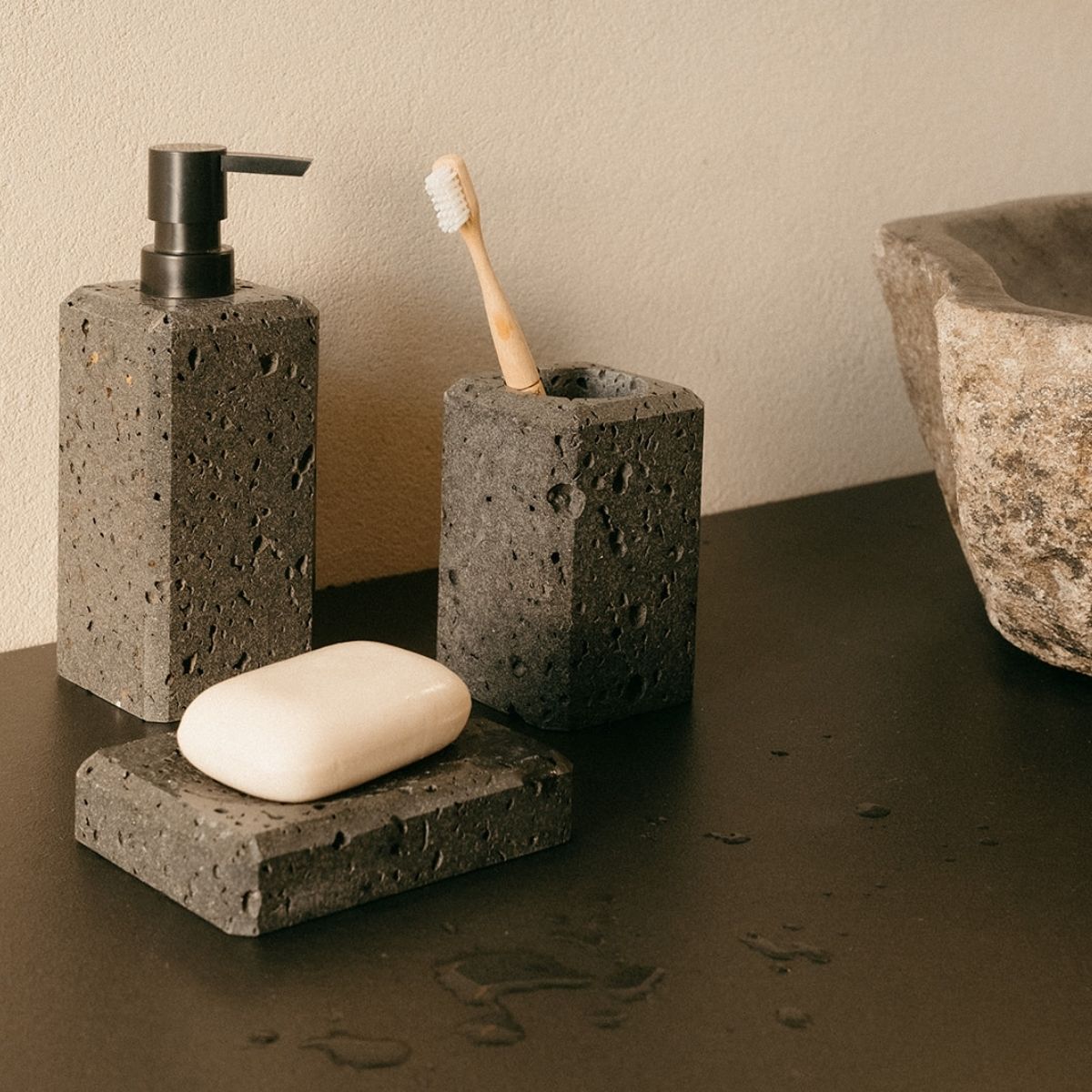 Portacepillos de baño de mármol travertino negro