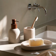 Dispensador de baño con textura