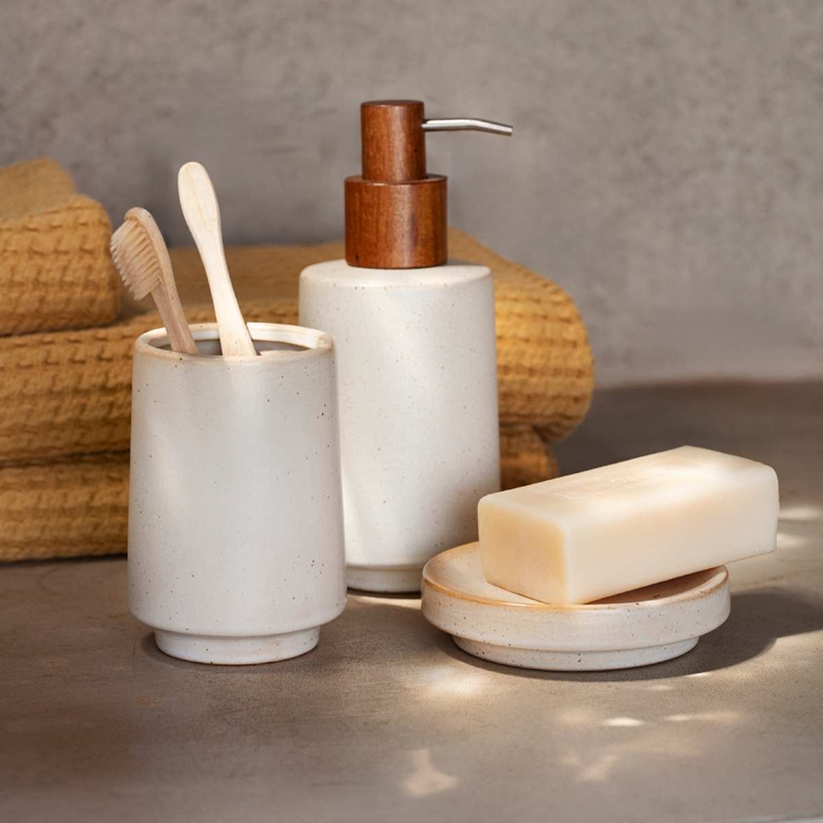 Foto de ambiente de conjunto de baño de cerámica