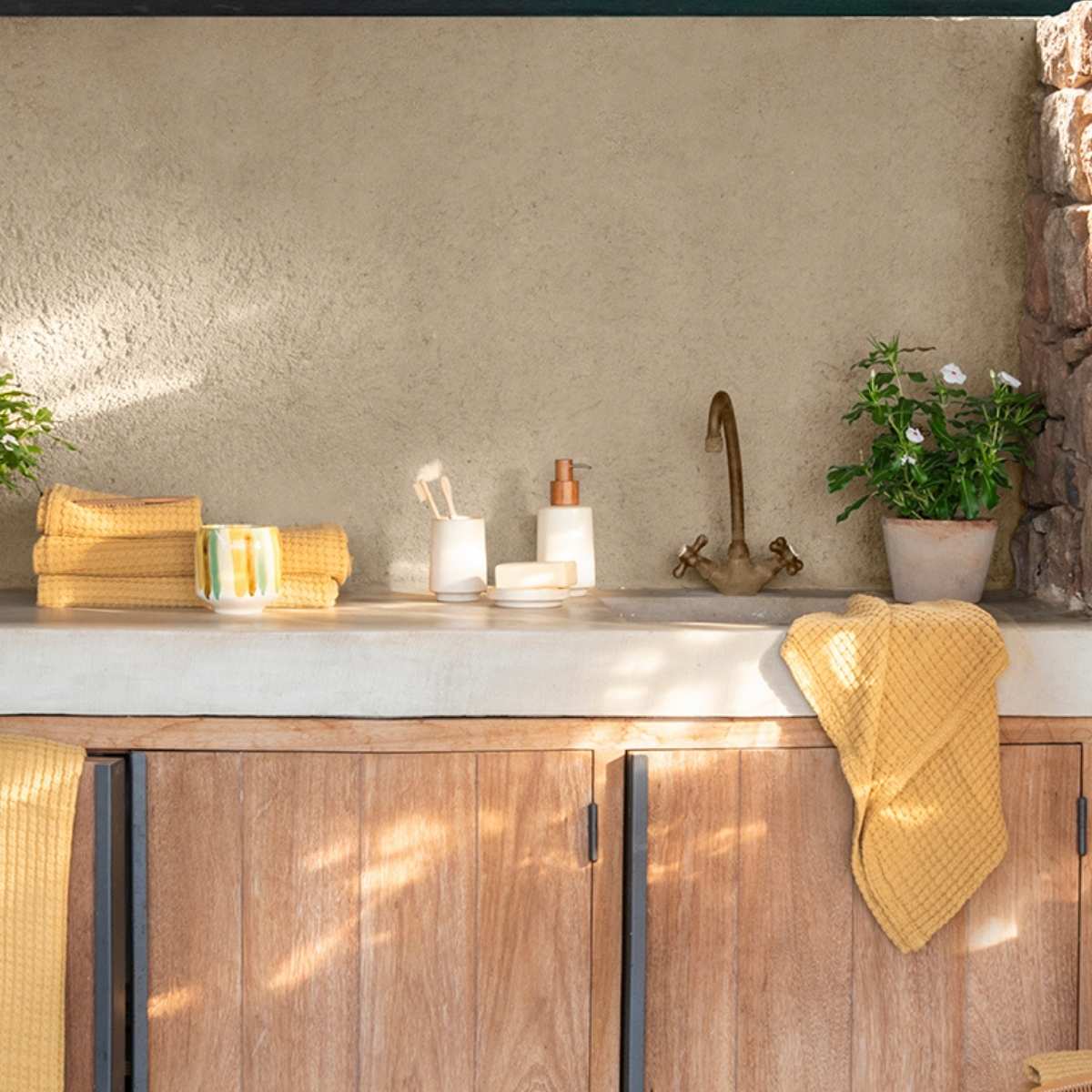 Foto de baño moderno con accesorios de baño