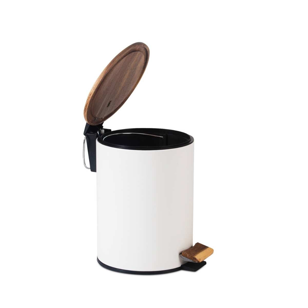 Detalle de papelera de baño blanca metal y madera 5 litros