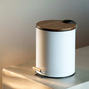 Foto de ambiente de papelera blanca metal y madera 5 litros