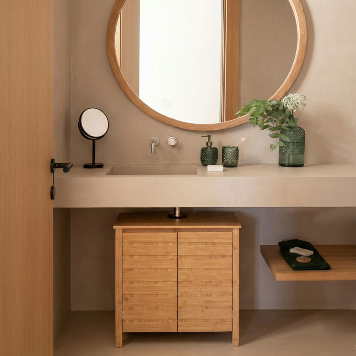 Mueble bajo lavabo de bambú con estante