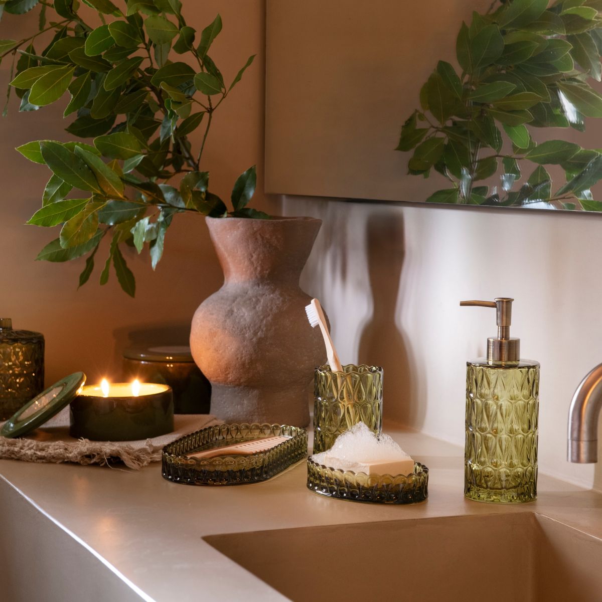 Portacepillos de vidrio verde Pear en ambiente de baño natural, Andrea House