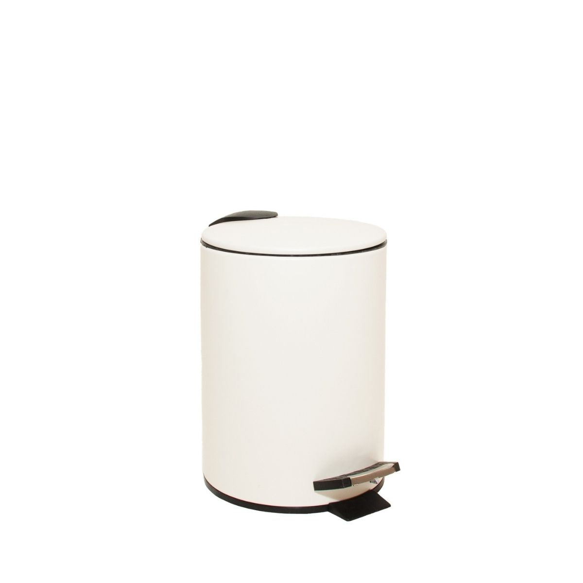 Papelera de baño de metal con pedal, en color blanco roto, con tapa cerrada.