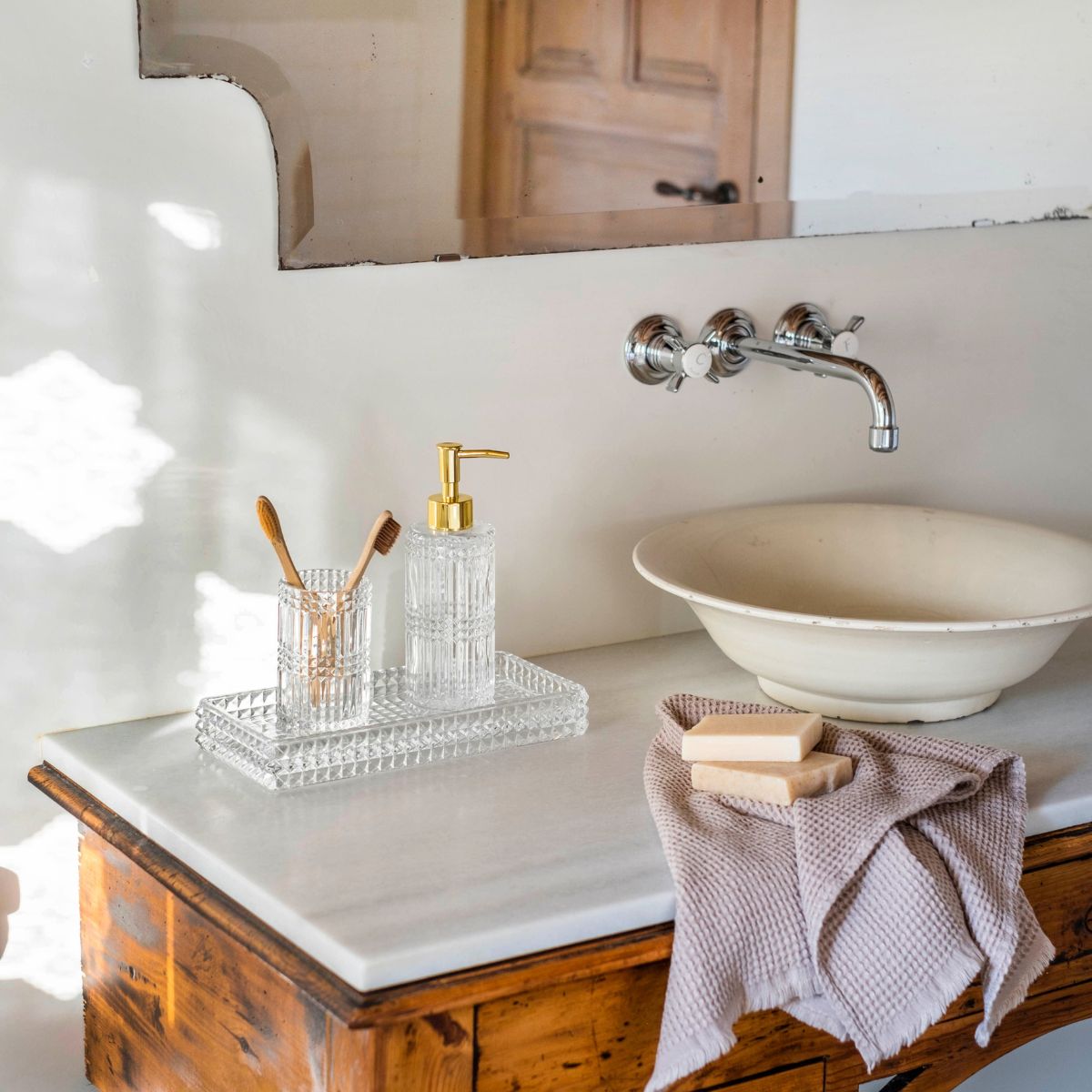 Bandeja organizadora de baño de vidrio con dispensador de jabón y vaso con cepillos de dientes de madera, estilo elegante y minimalista