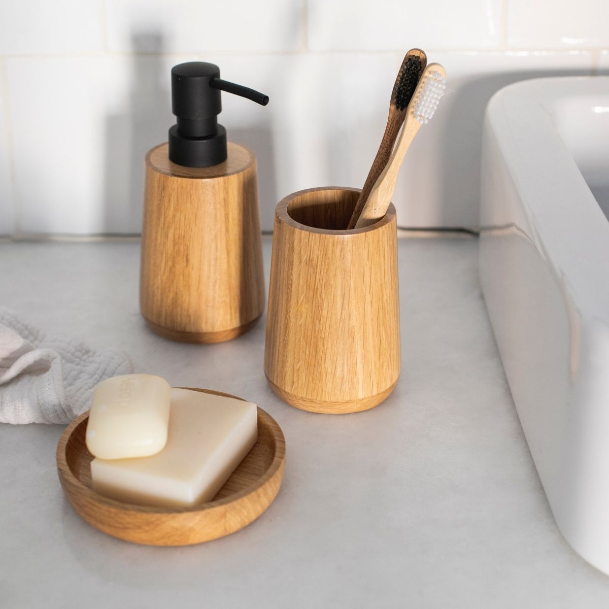 Portacepillos de baño de madera de roble marrón