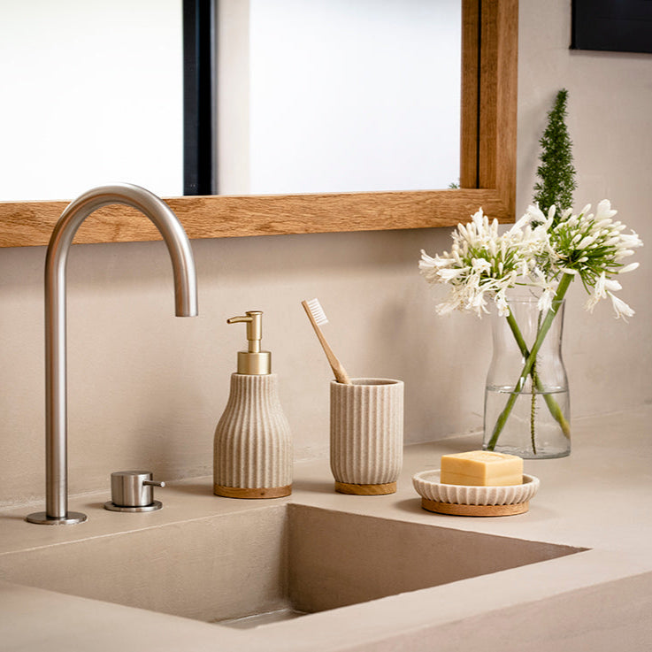 Portacepillos de baño moderno de madera y resina beige