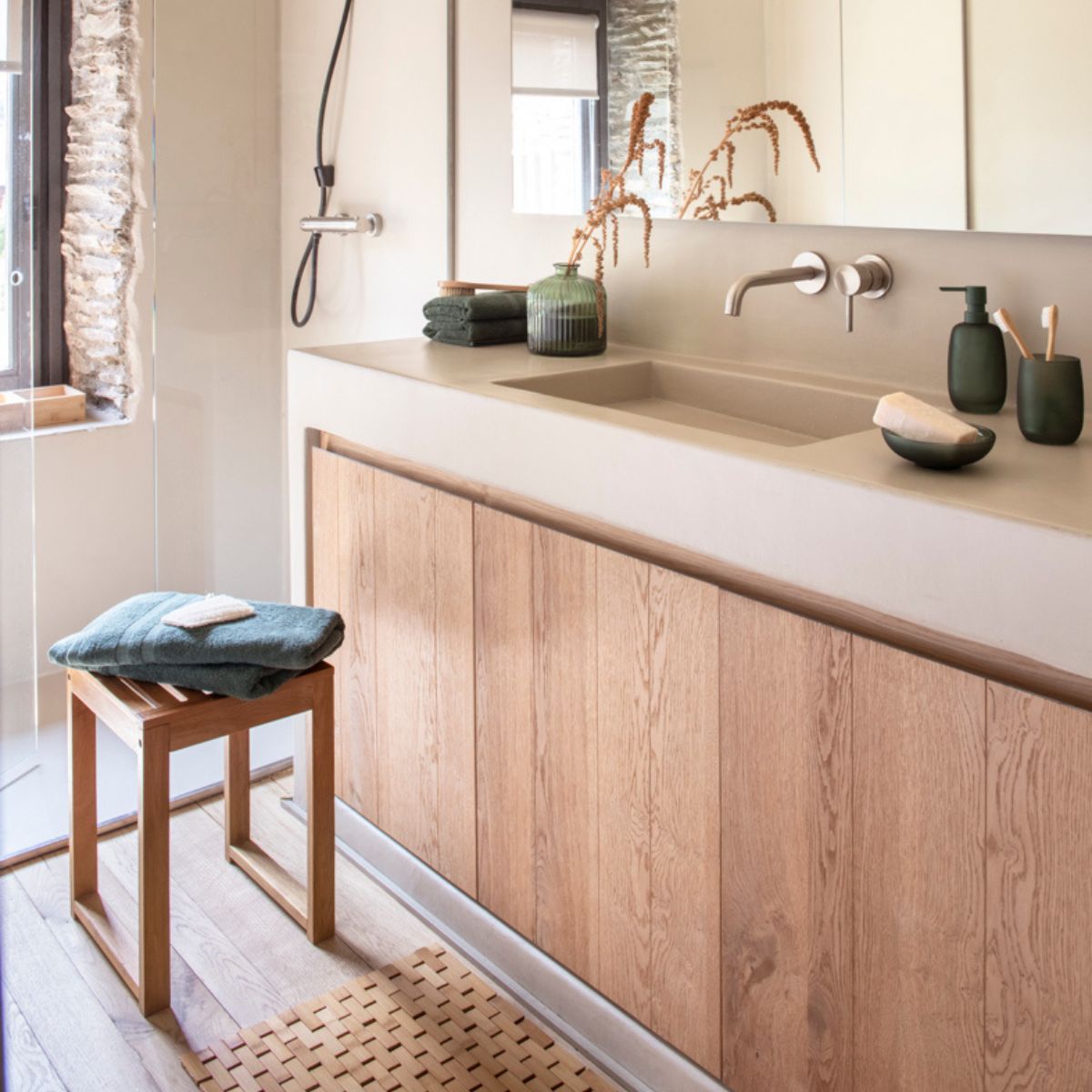 Taburete de baño de madera