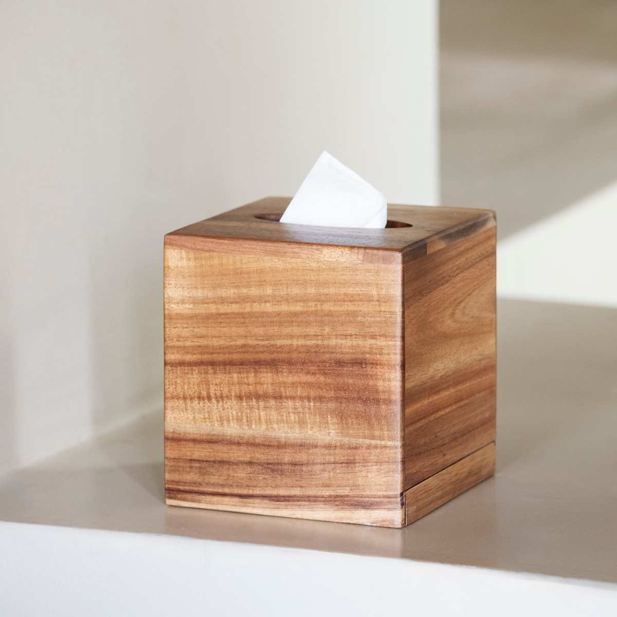 Ambiente con caja de pañuelos cuadrada de madera